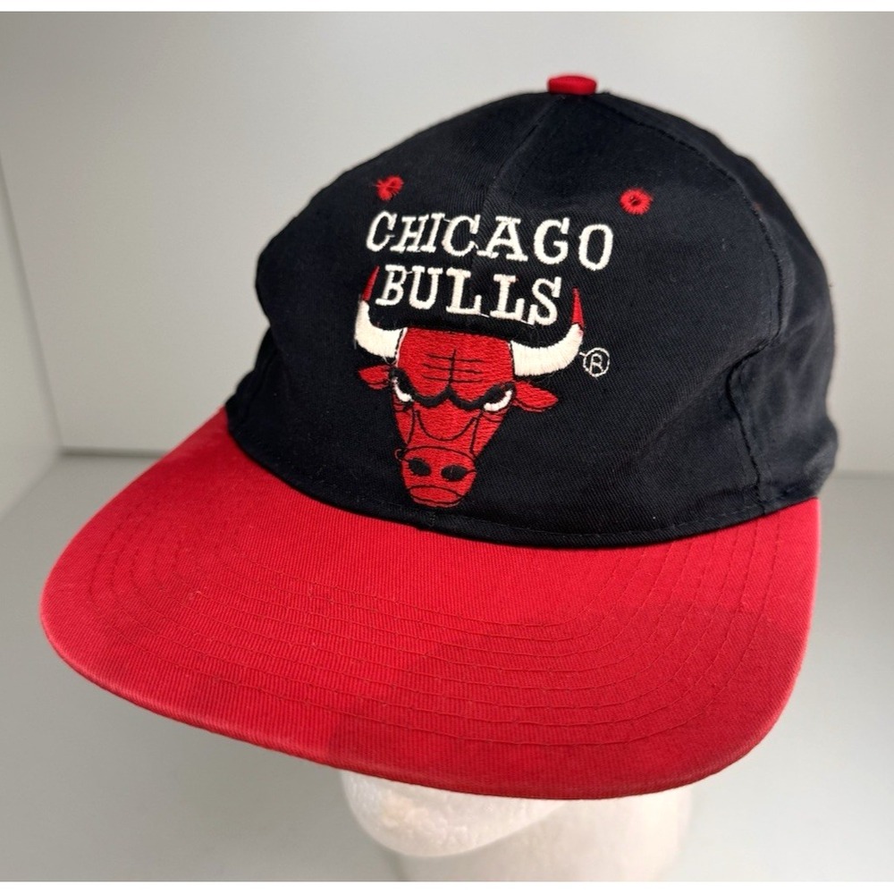 Chicago Bulls NBA Hat Cap Snapback Embroidered Logo Men's Black Red Vintage